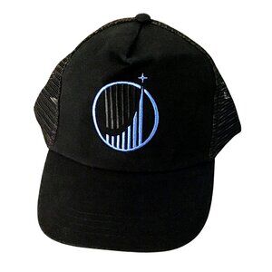 MEN'S SNAP BACK BLACK HAT WITH FRONT LOGO
